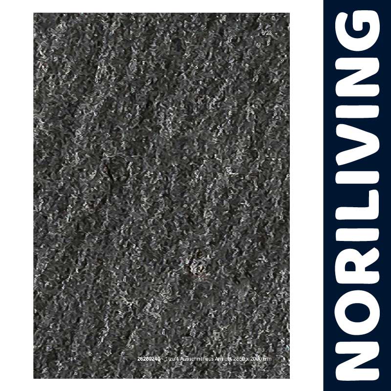 Dunkelgrauer Teppich mit strukturierter Oberfläche von Noriliving Nahaufnahme eines dunkelgrauen, strukturierten Teppichs von Noriliving mit vertikalem Logo am rechten Rand