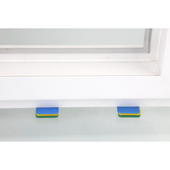 Türstopper-Set in Blau und Gelb Türstopper-Set, bestehend aus blauen und gelben Elementen, unter einer Tür platziert