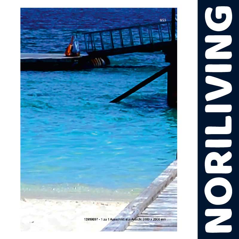 Strandansicht mit Steg und klarem blauem Wasser Ein Steg führt in kristallklares blaues Wasser an einem sandigen Strand, Ideal für Erholung und Urlaubsfeeling.